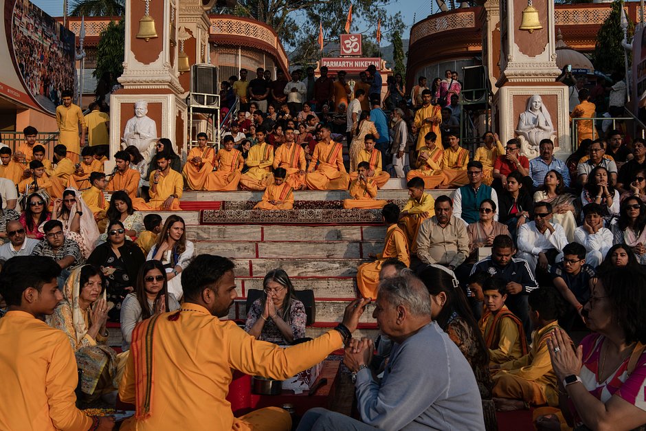 Индуистские священники собираются перед ночной молитвенной церемонией в Ришикеше, Индия, 16 марта 2024 года 