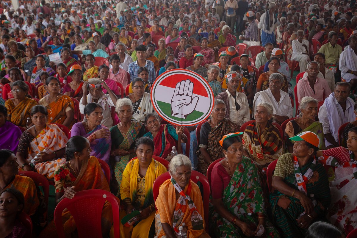 Сторонники Индийского национального конгресса на митинге его лидера Рахула Ганди в Мандье, Индия, 17 апреля 2024 года 