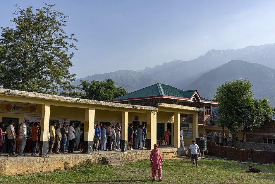 Голосование на избирательном участке в Гималаях, Дхарамшала, Индия, 1 июня 2024 года 