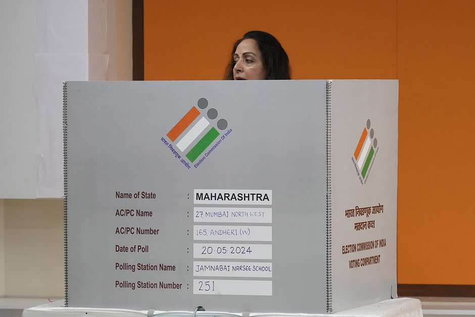 Индийская актриса Хема Малини голосует на участке в Мумбаи, Индия, 20 мая 2024 года 