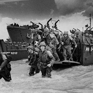 Американские солдаты высаживаются на побережье Нормандии, июнь 1944 года