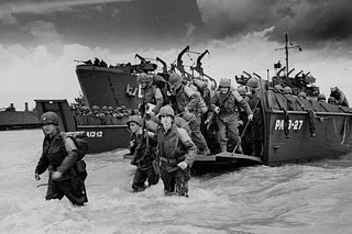 Американские солдаты высаживаются на побережье Нормандии, июнь 1944 года