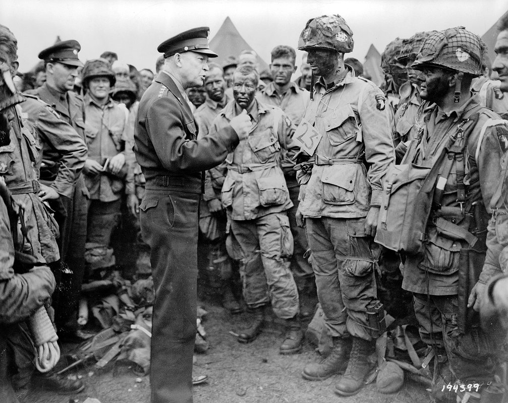 Генерал Дуйат Эйзенхауэр беседует с американскими парашютистами перед их выброской в Нормандию, вечер 5 июня 1944 года 

