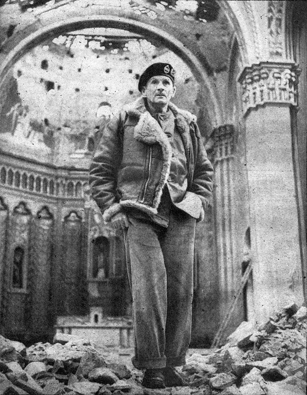 Генерал Бернард Монтгомери осматривает руины в коммуне Фоссачезия на Итальянском фронте

