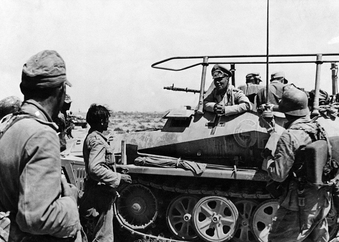 Генерал-фельдмаршал Эрвин Роммель беседует с военнослужащими немецкого Африканского корпуса во время обороны ливийского прибрежного города Тобрук