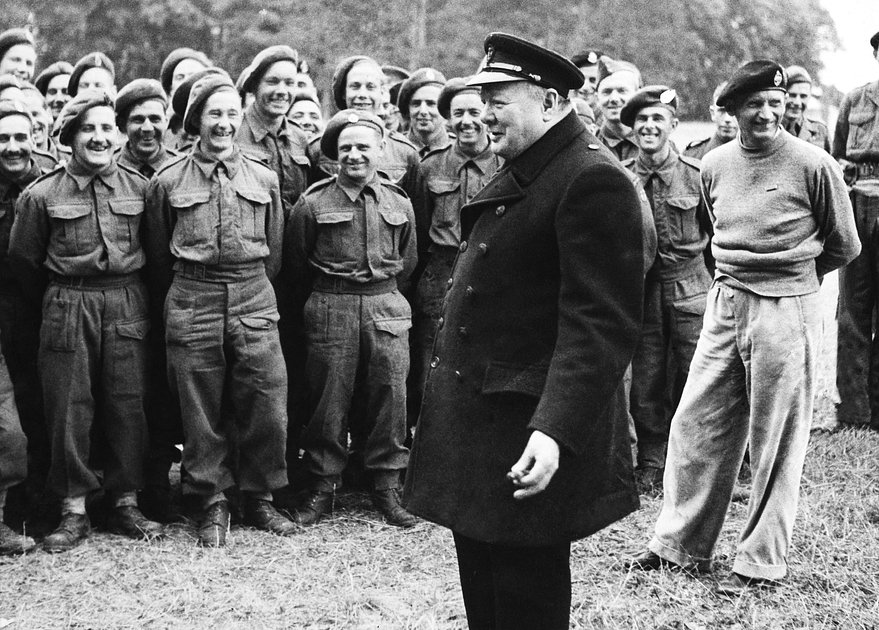 Премьер-министр Великобритании Уинстон Черчилль и английский генерал Бернард Монтгомери беседуют с солдатами