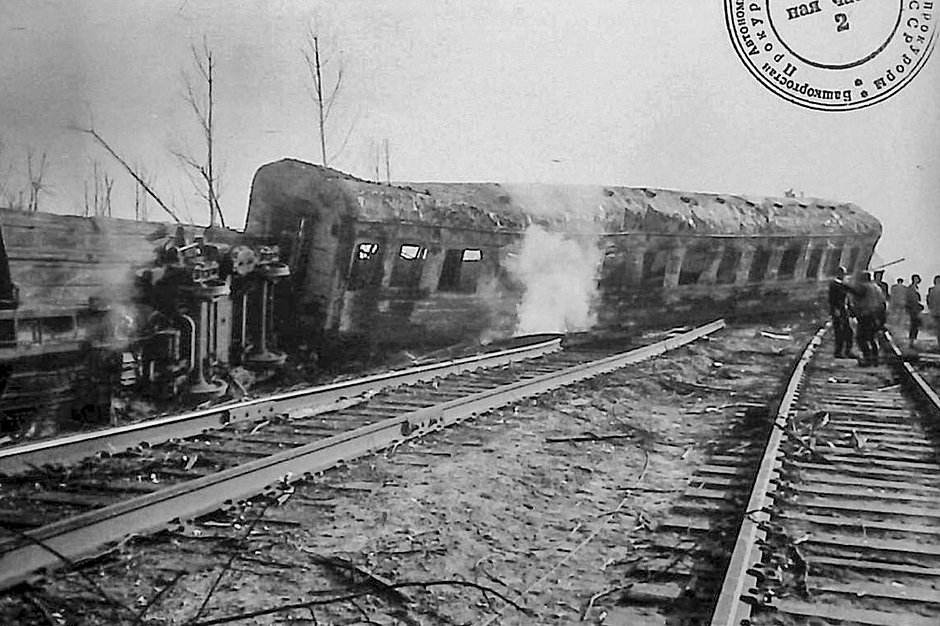 Хвостовые вагоны поезда №211 после катастрофы