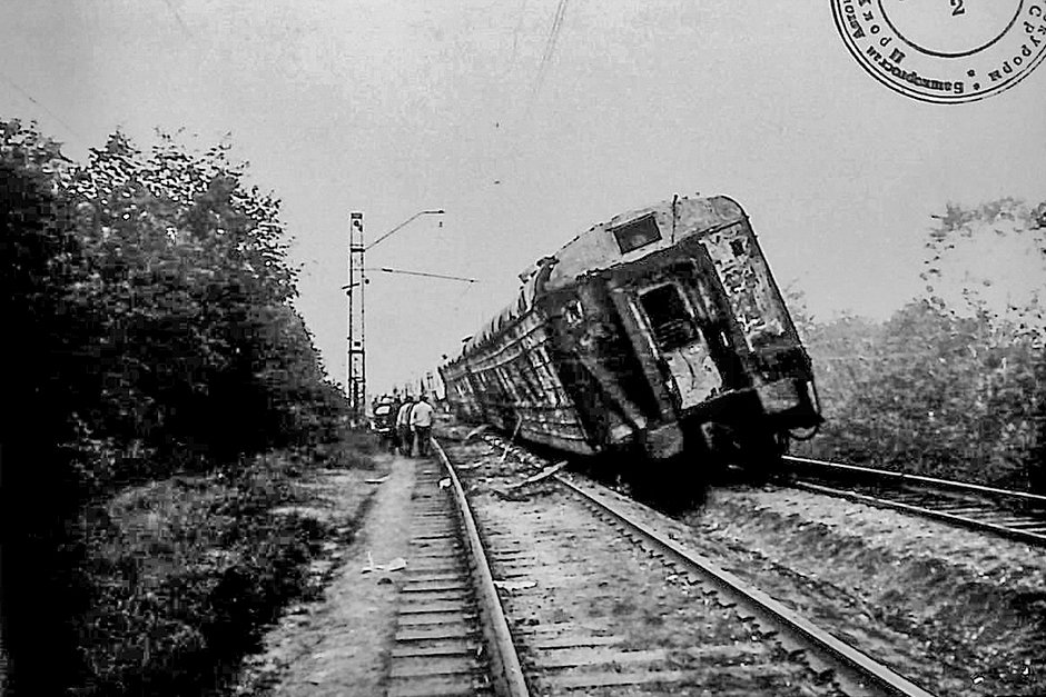 Вагоны поезда №211 после катастрофы