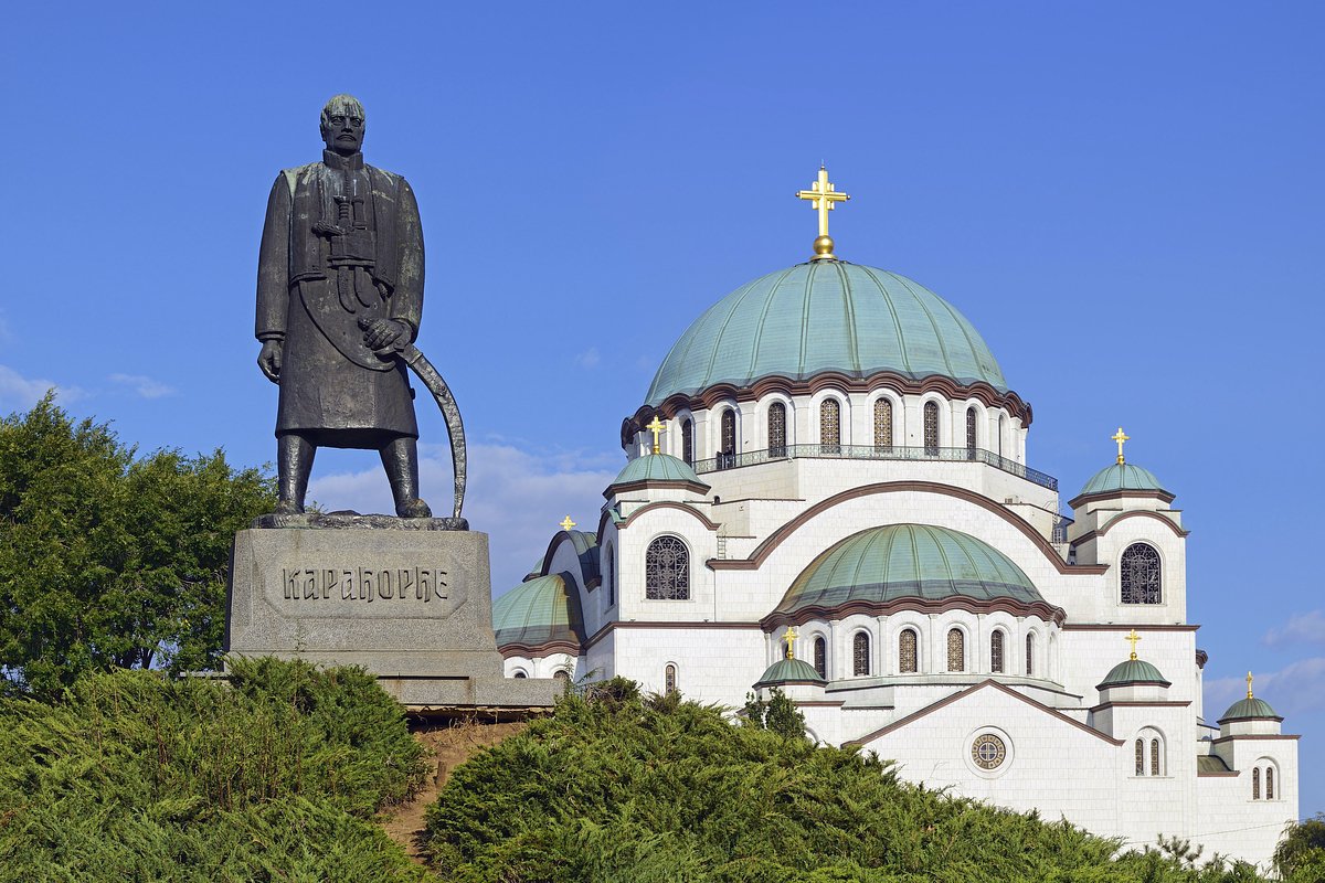 Памятник Карагеоргию, руководителю Первого сербского восстания против Османской империи и основателю династии Карагеоргиевичей на фоне церкви Святого Саввы в Белграде, Сербия, июль 2021 года