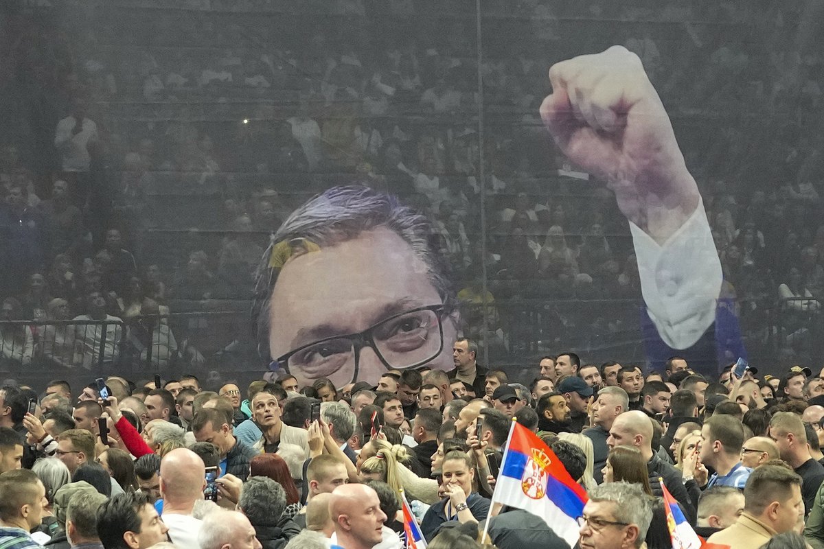 Изображение президента Сербии Александра Вучича на предвыборном митинге Сербской прогрессивной партии в Белграде, Сербия, 2 декабря 2023 года