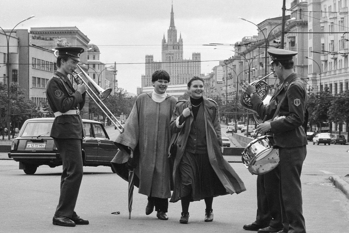 Военные музыканты на улицах Москвы в День независимости России, 12 июня 1993 года