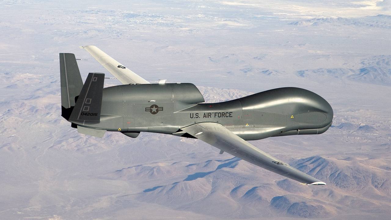 Беспилотник США RQ-4B Global Hawk над Черным морем: временно исчезал к  карт, изменил привычный маршрут: Политика: Мир: Lenta.ru