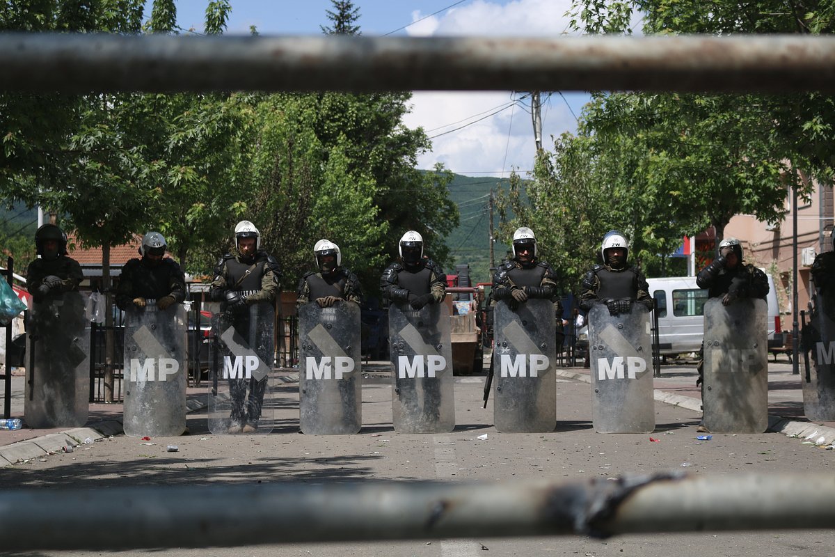 Бойцы «Сил для Косово» (англ. Kosovo Force, KFOR), международной военной миссии под руководством НАТО, у здания мэрии Звечана в Митровице, Косово, 30 мая 2023 года