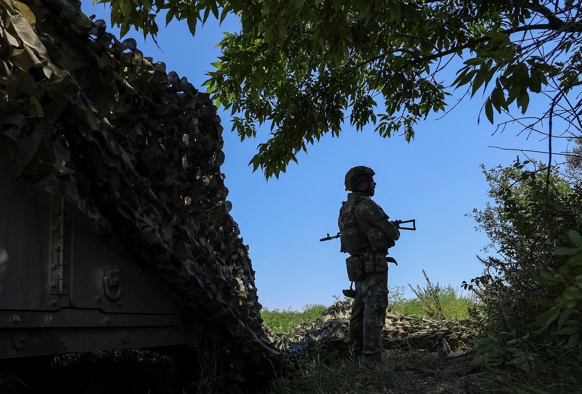 Сотрудник украинского пограничного отряда ПВО стоит на своей позиции на передовой во время нападения России на Украину, в Донецкой области, Украина, 9 августа 2023 года. 