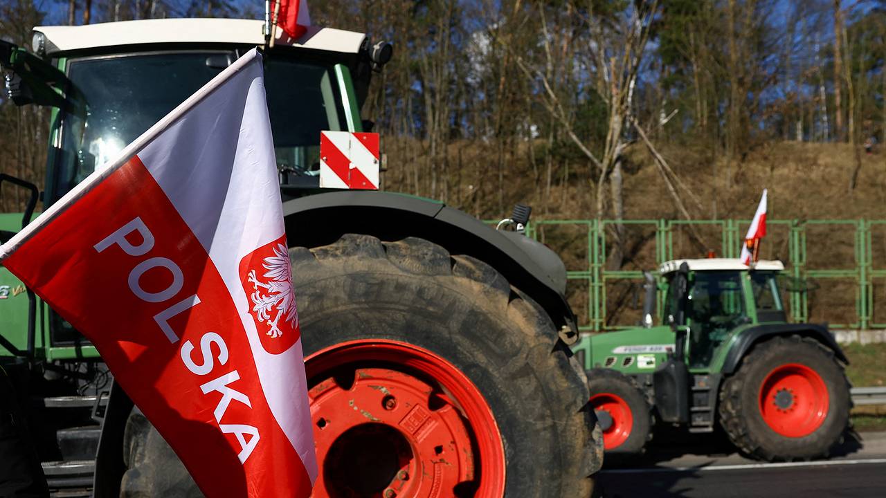 Польские фермеры заблокировали КПП на границе с Украиной: Политика: Мир:  Lenta.ru