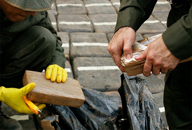 Брикеты с кокаином, конфискованные полицейскими в Колумбии