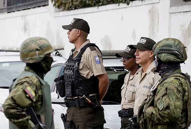 Эквадорские солдаты и офицеры полиции