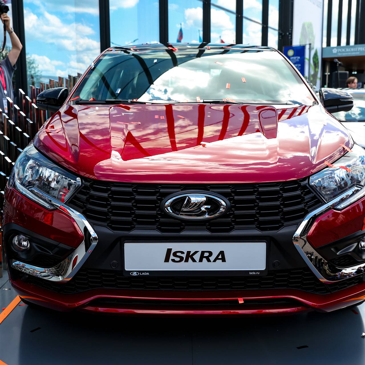 Lada Iskra 2024 показали на ПМЭФ: как выглядит, характеристики, цена:  Рынки: Экономика: Lenta.ru