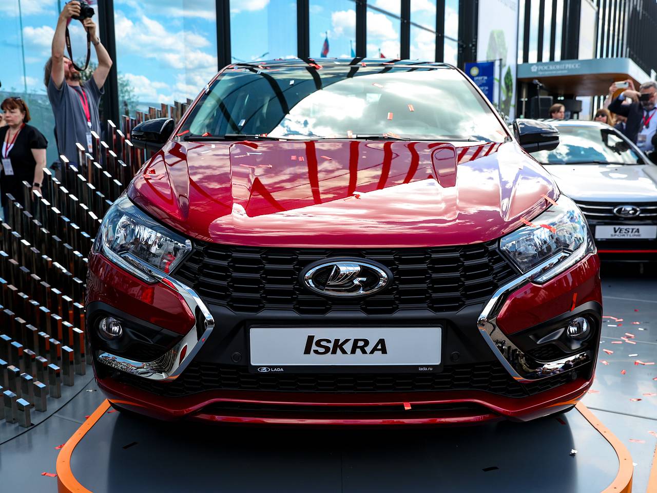 Lada Iskra 2024 показали на ПМЭФ: как выглядит, характеристики, цена:  Рынки: Экономика: Lenta.ru