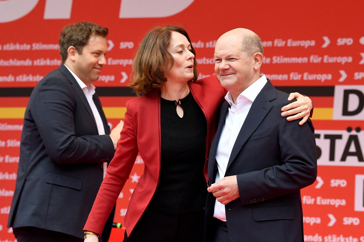 Канцлер Германии Олаф Шольц, кандидат от Социал-демократической партии (СДПГ) Катарина Барли и сопредседатель СДПГ Ларс Клингбейл на запуске кампании СДПГ к выборам в Европарламент, Гамбург, 27 апреля 2024 года