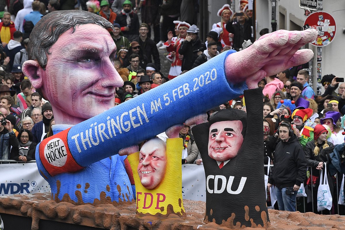 Карнавальная платформа, изображающая ультраправого политика «Альтернативы для Германии» Бьорна Хекке в Дюссельдорфе, 24 февраля 2020 года