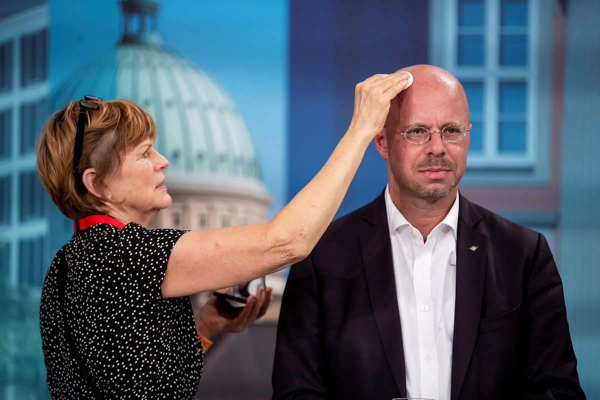 Кандидат от «Альтернативы для Германии» на выборах в Бранденбурге Андреас Кальбиц готовится к дебатам, Потсдам, 1 сентября 2019 года
