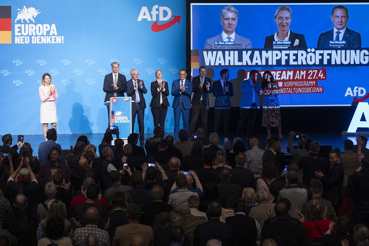 Сопредседатели партии «Альтернатива для Германии» Алиса Вайдель и Тино Хрупалла во время запуска избирательной кампании партии в Донауэшингене, Германия, 27 апреля 2024 года