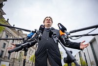 «Не смотри порно, голосуй за нас» Самую скандальную партию Германии хотят запретить. Чем ее лидеры шокируют немцев?