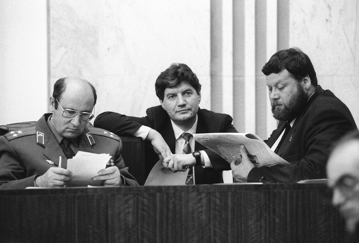 Лидеры депутатской группы «Союз» Николай Петрушенко, Виктор Алкснис и Евгений Коган (слева направо), 2 сентября 1991 года