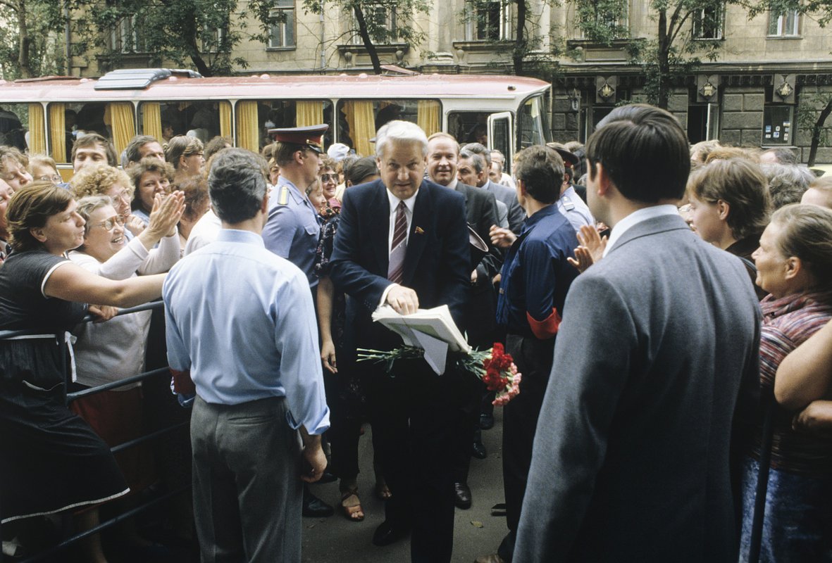 Борис Ельцин (в центре) направляется на заседание МДГ на I Съезде народных депутатов СССР