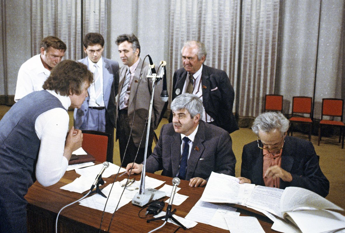 Гавриил Попов (в центре) в президиуме конференции МДГ. Москва, Дом кино, 29 июля 1989 года