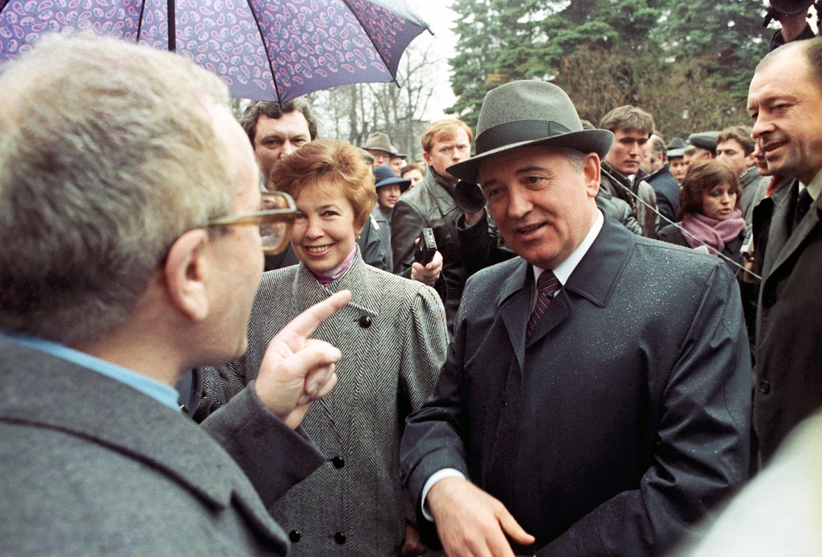 Михаил Горбачев с супругой у избирательного участка в ходе выборов участников I Съезда народных депутатов СССР, 26 марта 1989 года