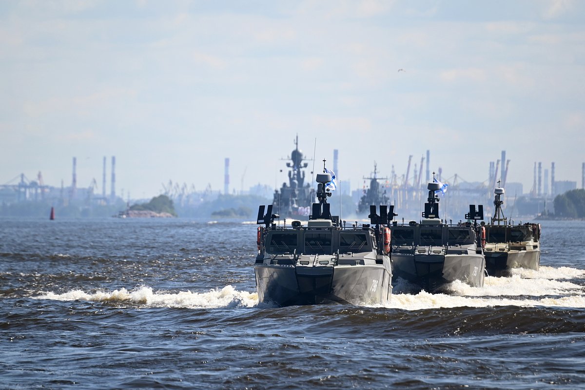 Корабли Балтийского флота ВМФ РФ на Главном военно-морском параде в честь Дня ВМФ РФ в Санкт-Петербурге. 30 июля 2023