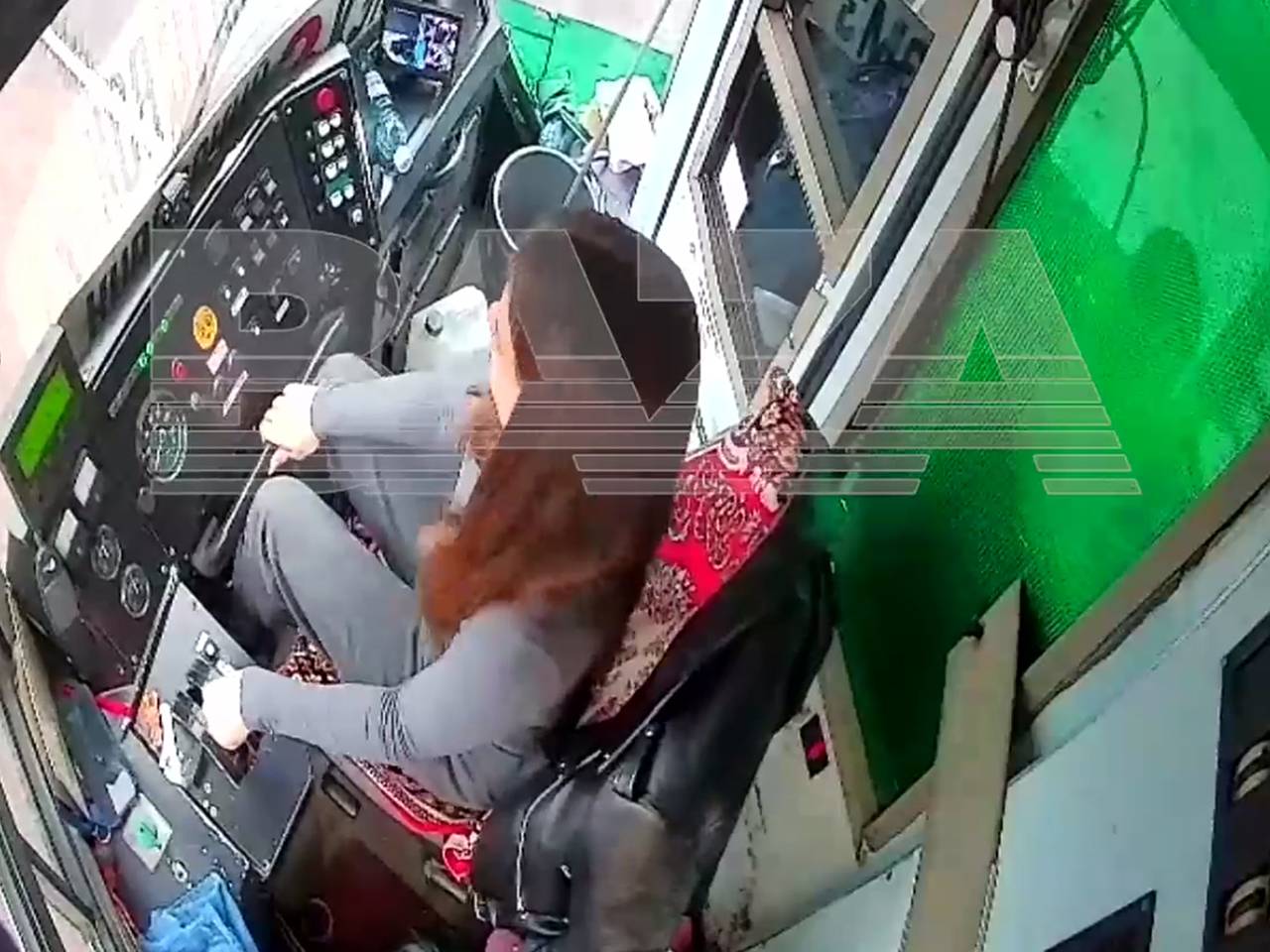 Появилось видео из кабины попавшего в ДТП в Кемерово трамвая: Общество:  Россия: Lenta.ru