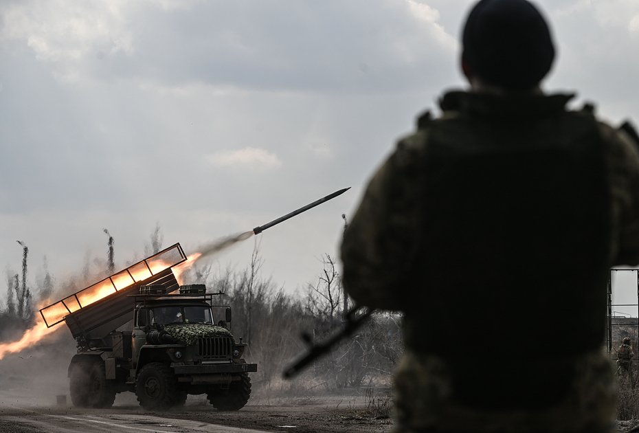 Расчет РСЗО БМ-21 ВС России на авдеевском направлении специальной военной операции