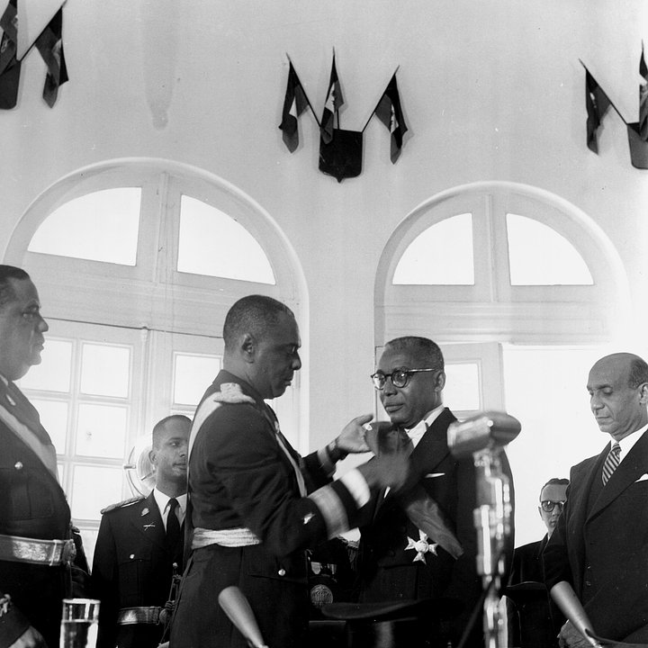 Генерал Антонио Кебро на церемонии инаугурации президента Гаити Франсуа Дювалье, Порт-о-Пренс, Гаити, 22 октября 1957 года