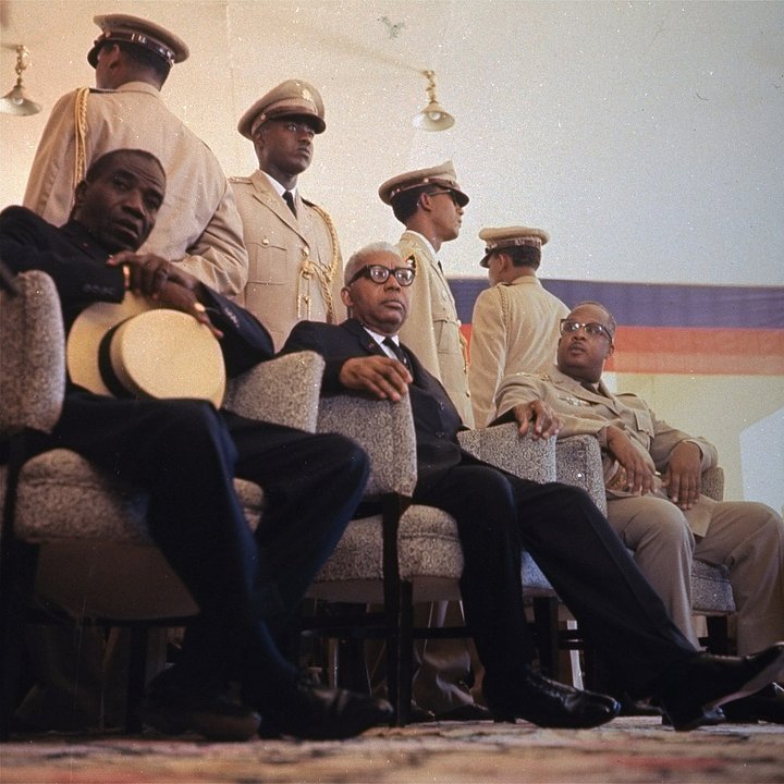 Президент Гаити Франсуа Дювалье (в центре), 1963 год