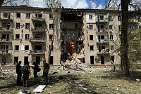 В Луганске после атаки ВСУ обрушился подъезд жилого дома. Из-под завалов достают людей 