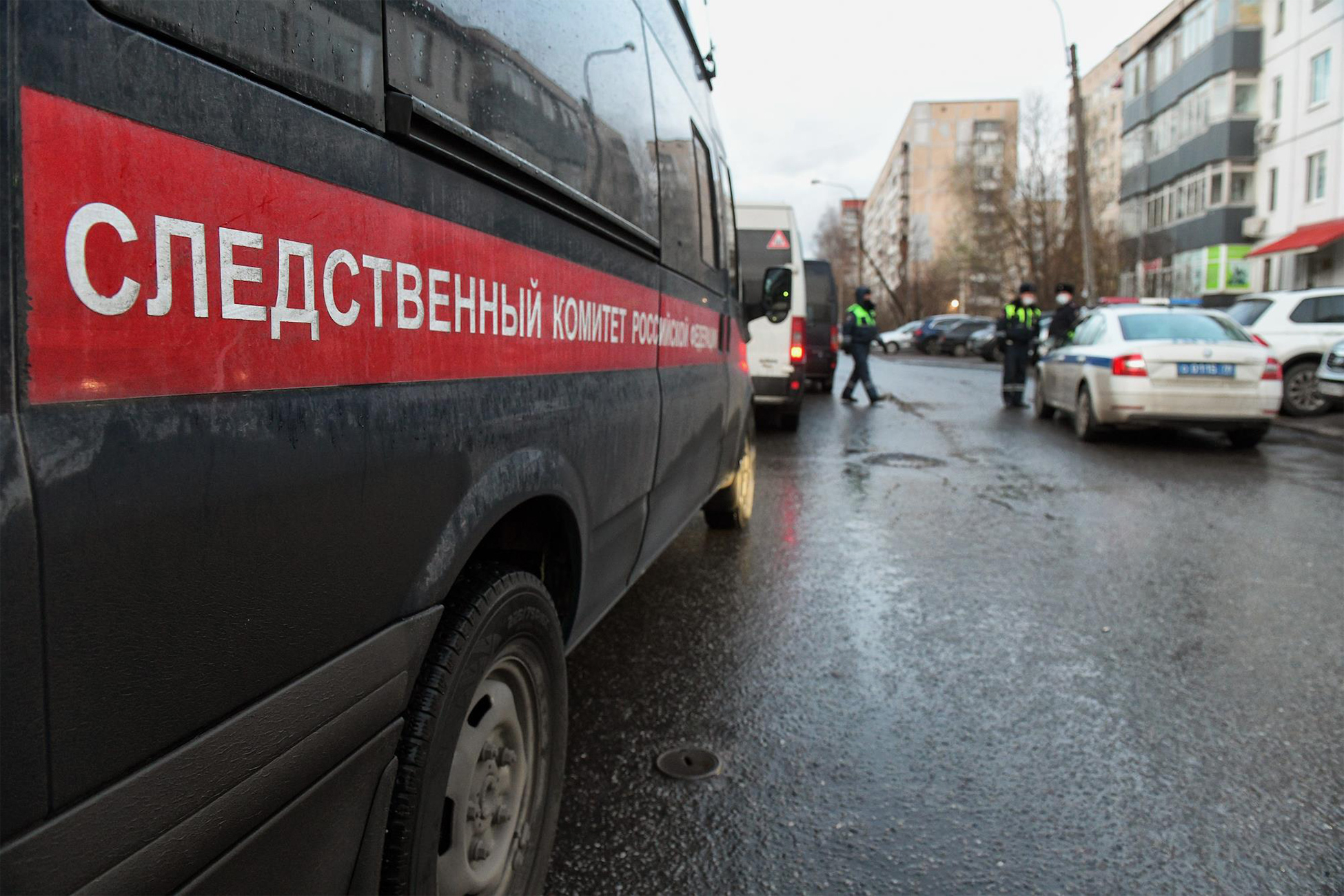 В Петербурге водитель наехал на полицейского и получил пулю