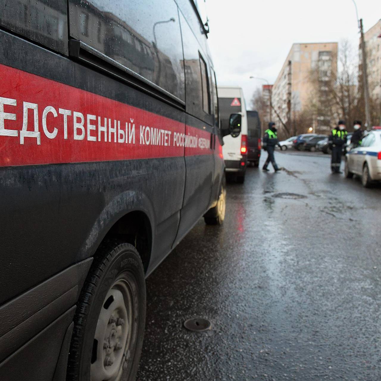 В Петербурге водитель наехал на полицейского и получил пулю: Полиция и  спецслужбы: Силовые структуры: Lenta.ru