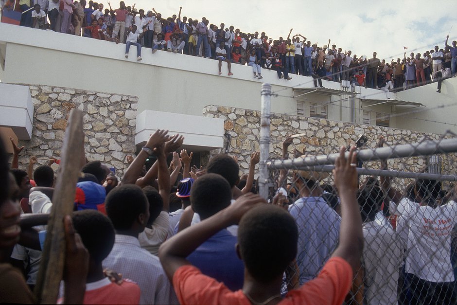 Жители Гаити препятствуют бегству полицейских тонтон-макут из страны, Порт-о-Пренс, Гаити,1986 год