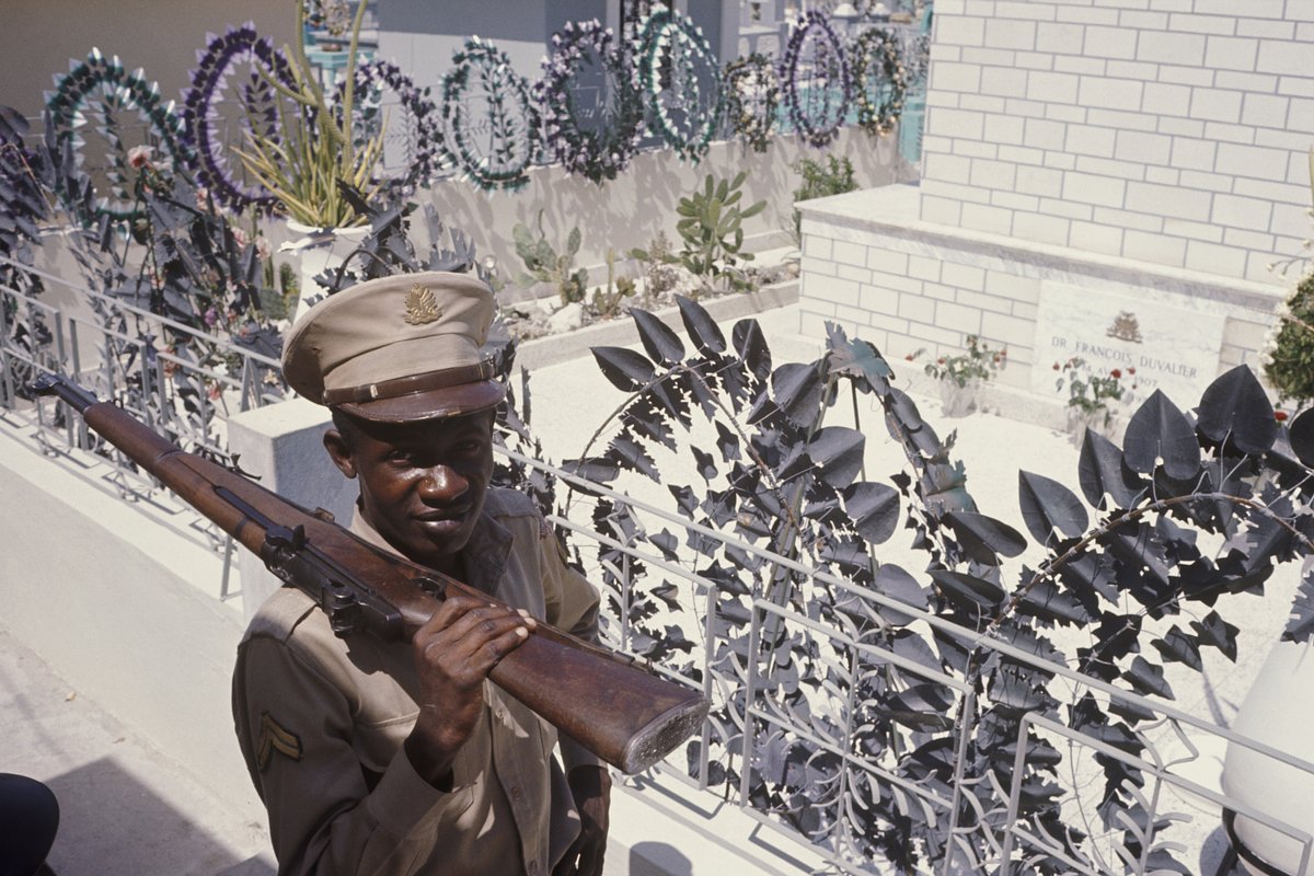 Охрана у могилы президента Гаити Франсуа Дювалье на национальном кладбище Порт-о-Пренса, Гаити, около 1980 года
