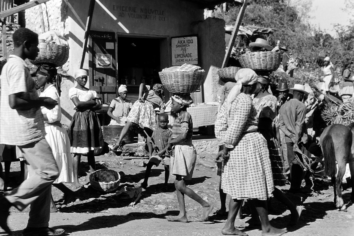 Рыночный день в городке Кенскофф в округе Порт-о-Пренс, Гаити, 1960-е годы