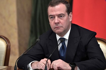 «Ему бы, говнюку, просто встать на колени». Медведев призвал Шольца покаяться перед украинцами