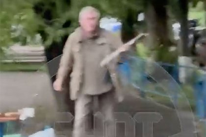 Российский преподаватель с мачете разгонял посиделки во дворе и попал на видео
