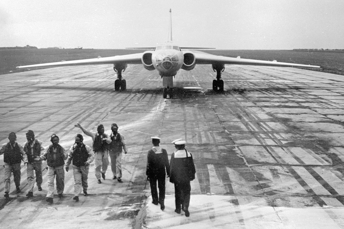 Экипаж ракетоносца Ту-16 морской авиации возвращается после выполненного задания
