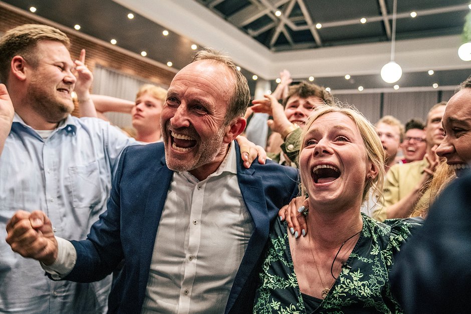 Представители Социал-либеральной партии Дании Сигрид Фриис и Мартин Лидегаард на партийном мероприятии после выборов в Европейский парламент, Копенгаген, Дания, 9 июня 2024 года
