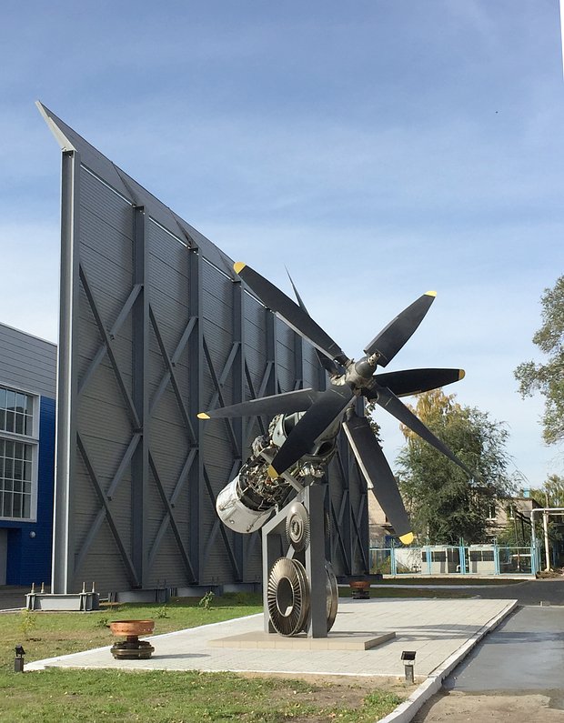 Памятник двигателю самолета НК-12 установлен на территории ПАО «Кузнецов»
