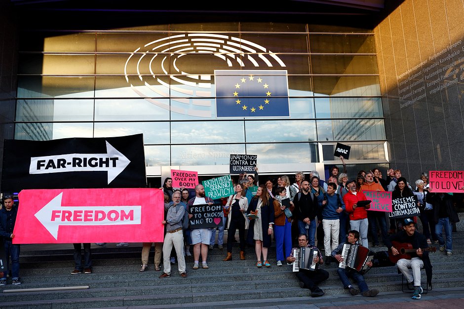 Демонстрации у здания Европейского парламента во время выборов, Брюссель, Бельгия, 9 июня 2024 года 