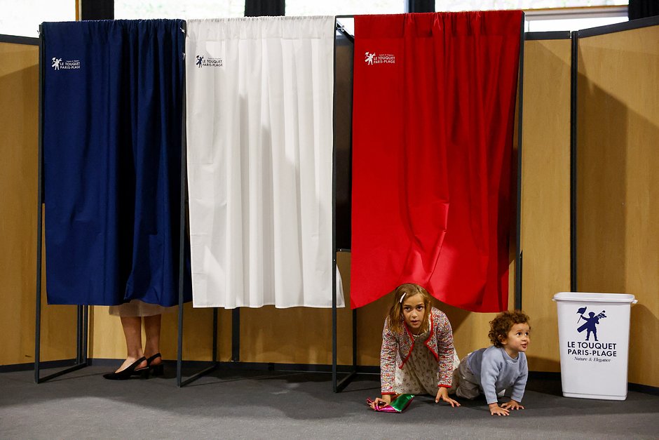 Дети играют на избирательном участке во время выборов в Европейский парламент, Ле-Туке-Пари-Плаж, Франция, 9 июня 2024 года 